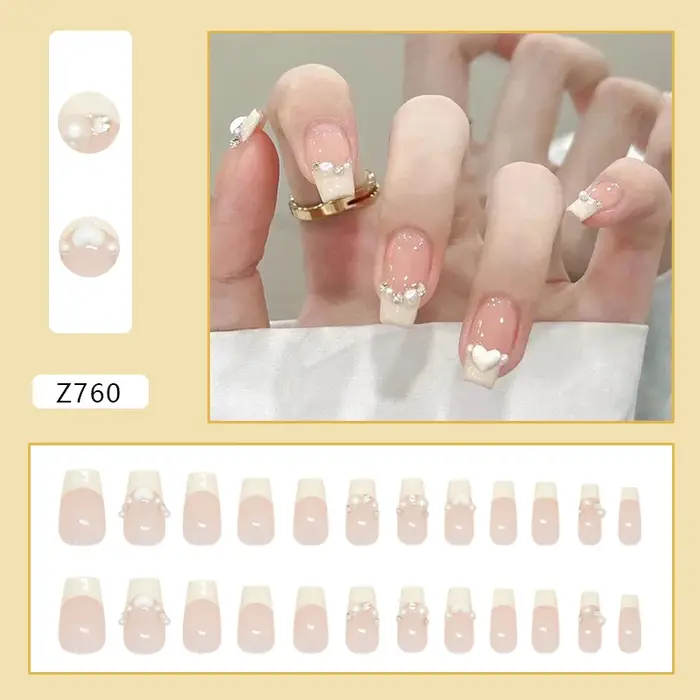 Faux ongles courts en press-on jaune crème style ballerine avec perles blanches et strass