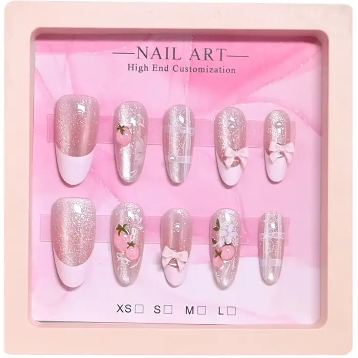 10 ongles d'amande faits à la main dans un étui rose miroir. Base nude pailletée avec motif français blanc