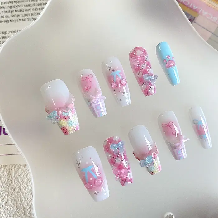 Nail art en forme de cercueil fait à la main