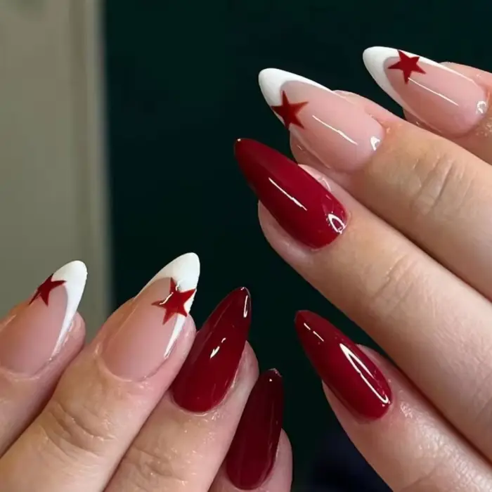 24 faux ongles brillants en forme d'étoile rouge avec une pointe gris-blanc, un motif rouge foncé et
