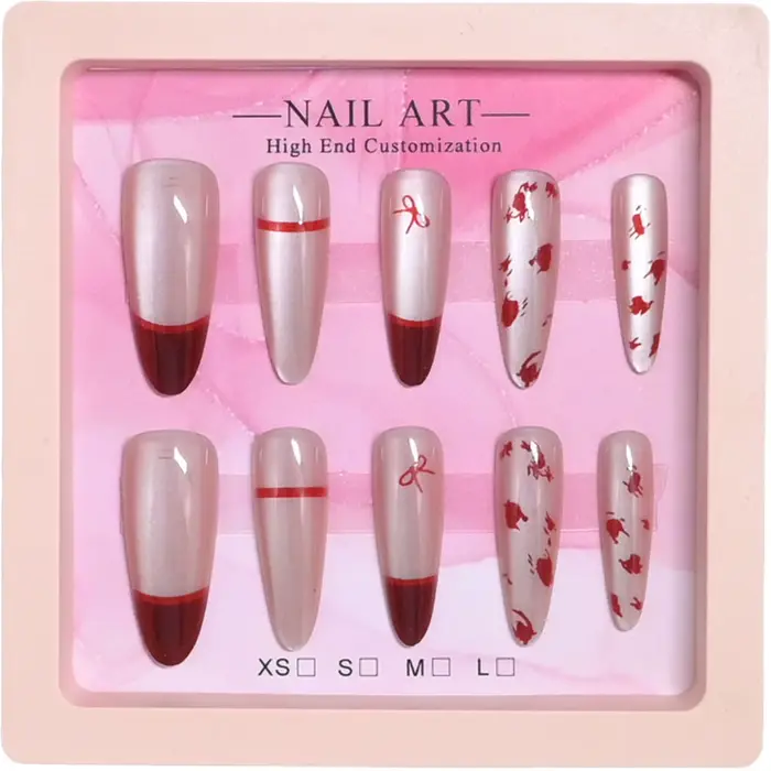 Faux ongles à presser rouges pour la saison de la remise des diplômes