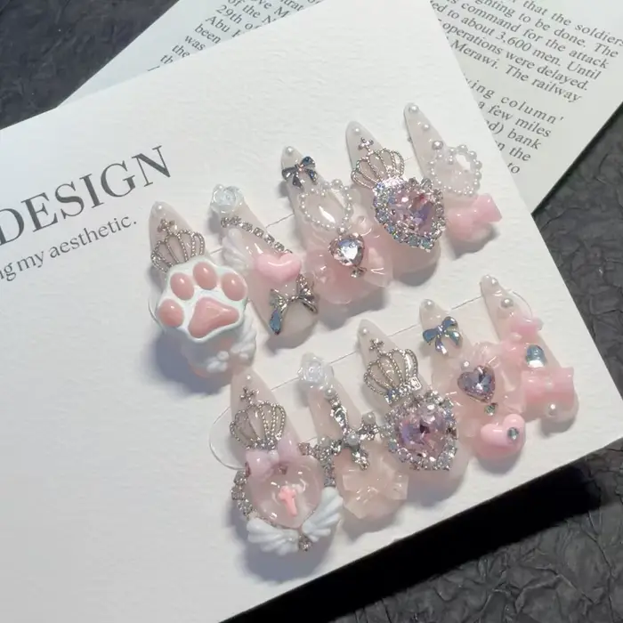 10PCS Faux Ongles Courts Amande Faits Main à Presser Jirai Kei Blanc Rose Nœud 3D Patte de Chat Y2K Ailes Couronne Paillettes Nail Art